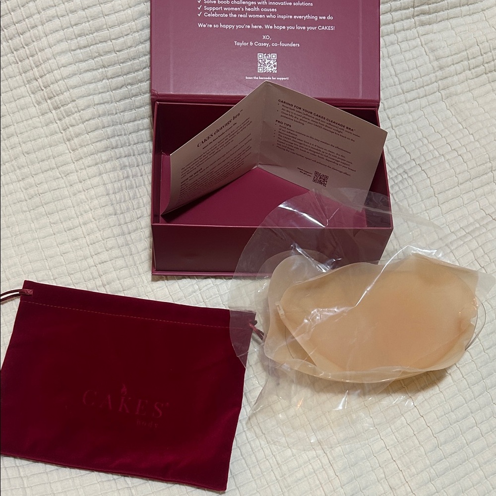 Cakes, cleavage bra, size large - only tried on once!